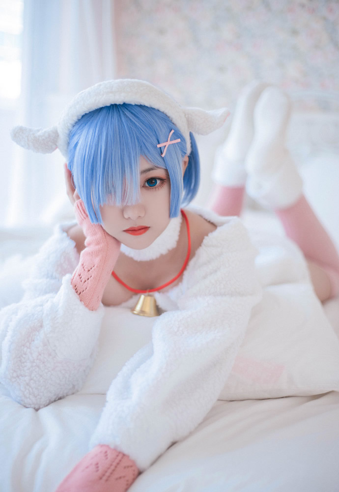 cosplay美女 哇图网 cosplay美女图片 一组cos性感丰满的蕾姆图片欣赏