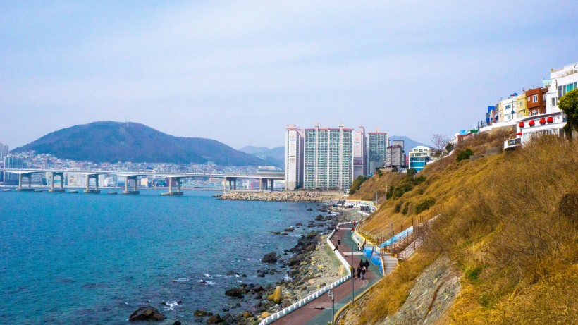 点击大图看下一张：韩国釜山海岸风景图片