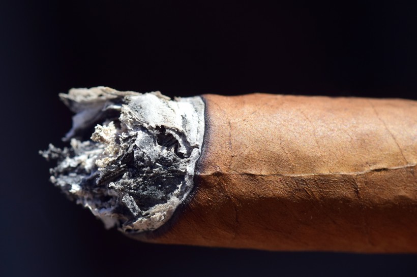 点击大图看下一张：高端昂贵的雪茄图片