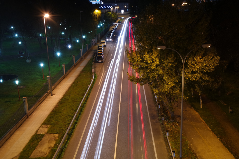 点击大图看下一张：夜晚城市道路上的延时拍摄图片