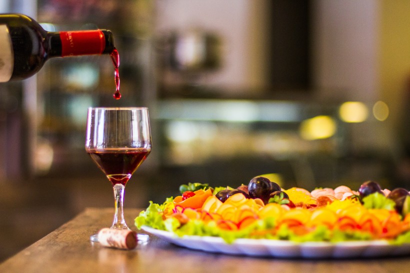 点击大图看下一张：味蕾的享受清甜的红酒图片