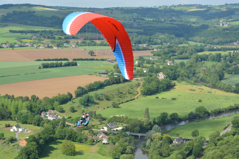 点击大图看下一张：刺激好玩的滑翔伞运动图片