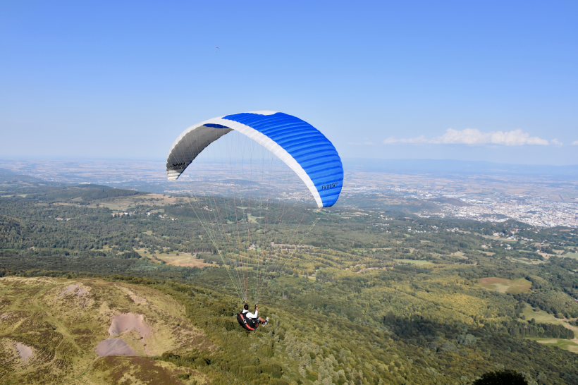 点击大图看下一张：刺激好玩的滑翔伞运动图片