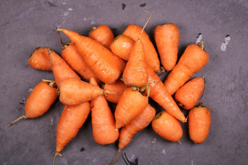 点击大图看下一张：营养丰富清脆的胡萝卜图片