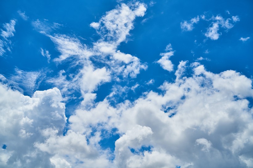 点击大图看下一张：清澈唯美的蓝天白云风景图片