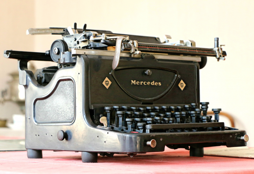 点击大图看下一张：老式古董打字机图片