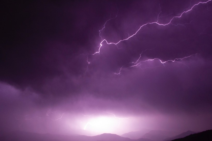 点击大图看下一张：恐怖震撼的雷电风景图片