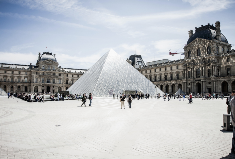 点击大图看下一张：法国卢浮宫建筑风景图片