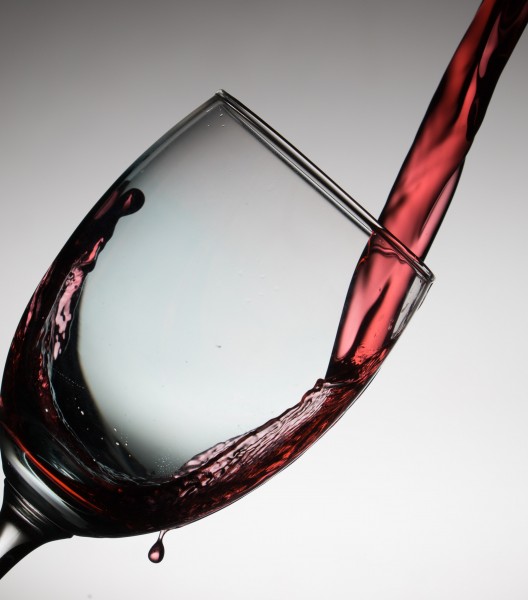 点击大图看下一张：玻璃高脚杯里醉人的红酒图片