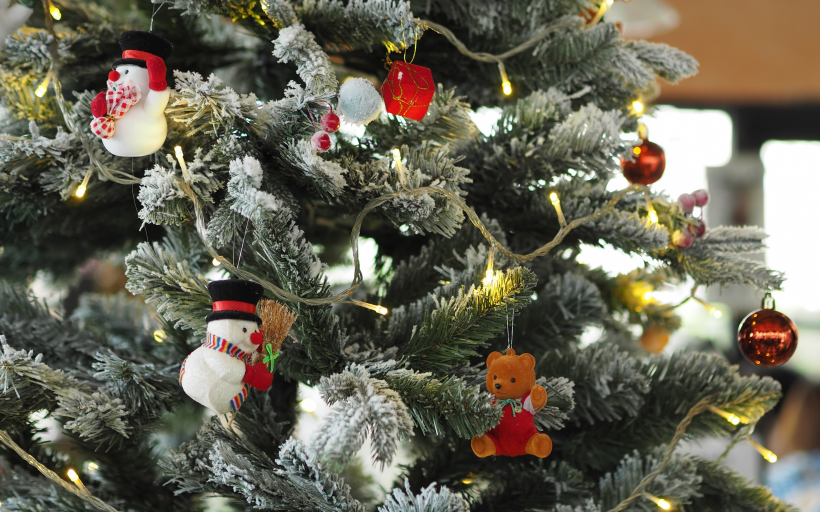 点击大图看下一张：圣诞树上的小挂饰图片