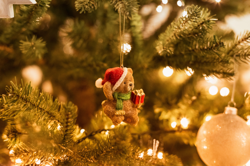 点击大图看下一张：圣诞树上的小挂饰图片