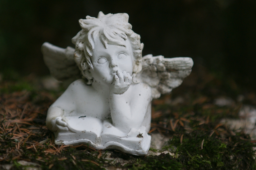点击大图看下一张：可爱的小天使雕像图片