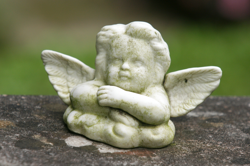 点击大图看下一张：可爱的小天使雕像图片