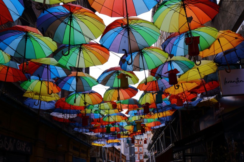 点击大图看下一张：五颜六色的雨伞长廊图片