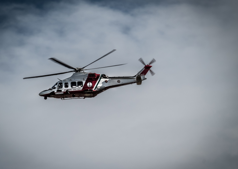 点击大图看下一张：空中炫酷的直升机图片
