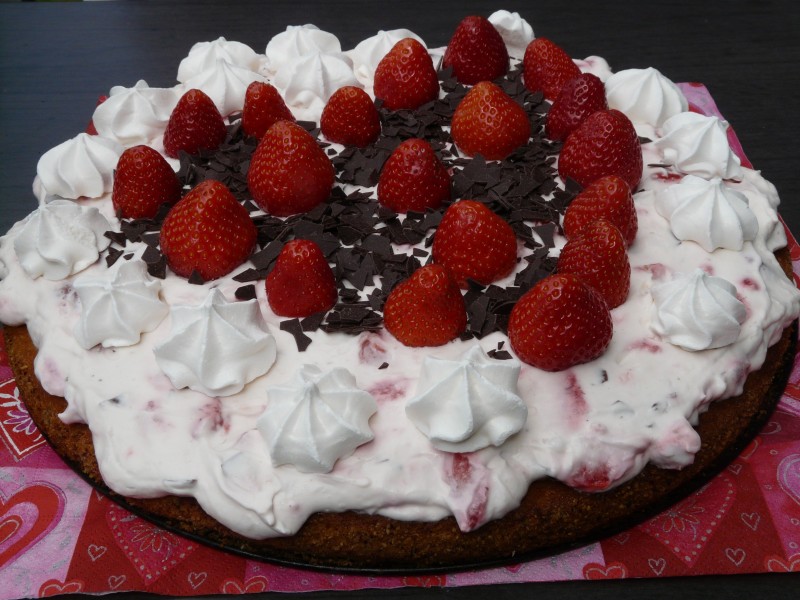 点击大图看下一张：松软香甜的草莓蛋糕图片