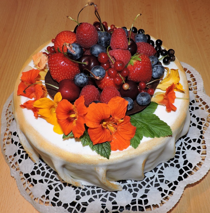 点击大图看下一张：松软香甜的草莓蛋糕图片