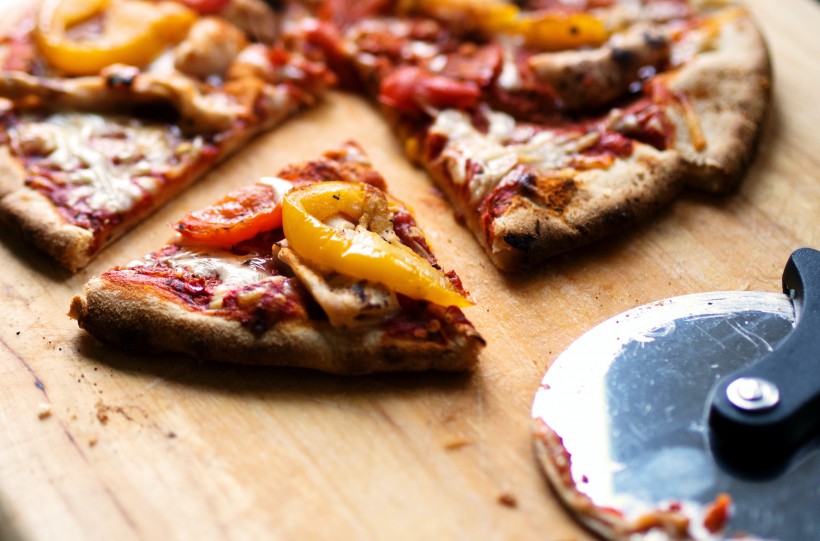 点击大图看下一张：食材丰富的披萨图片