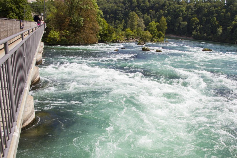 点击大图看下一张：瑞士莱茵瀑布自然风景图片