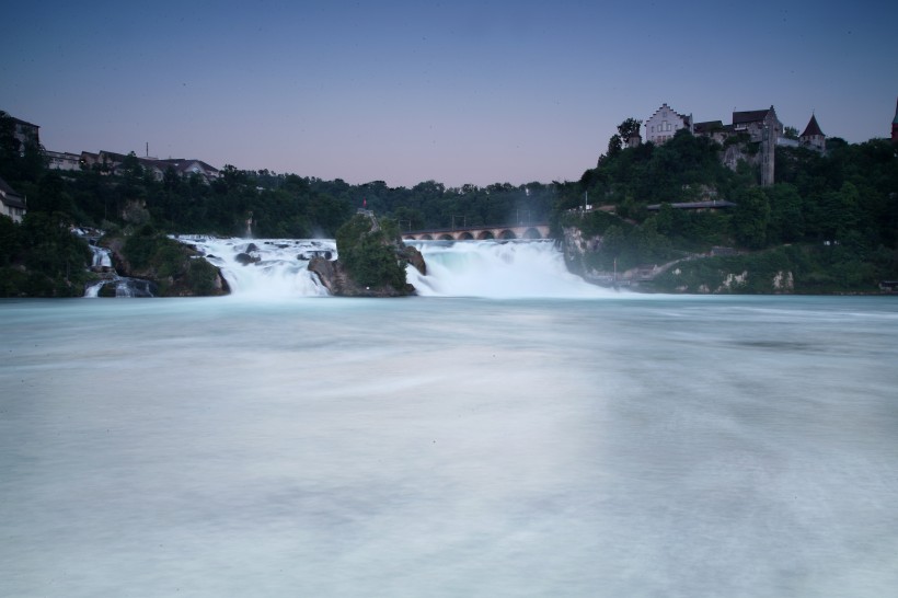 点击大图看下一张：瑞士莱茵瀑布自然风景图片