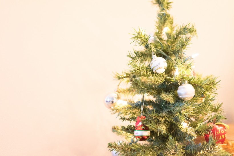 点击大图看下一张：挂着饰品的圣诞树图片