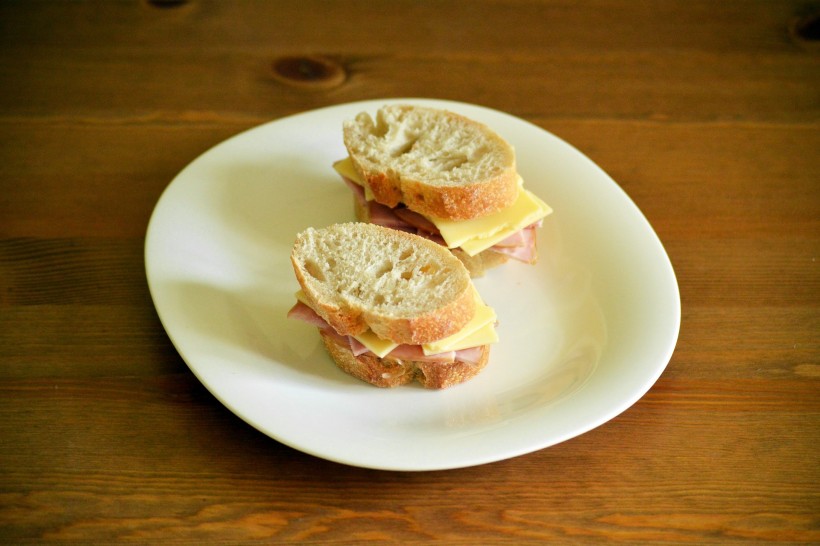点击大图看下一张：营养丰富的切片面包图片