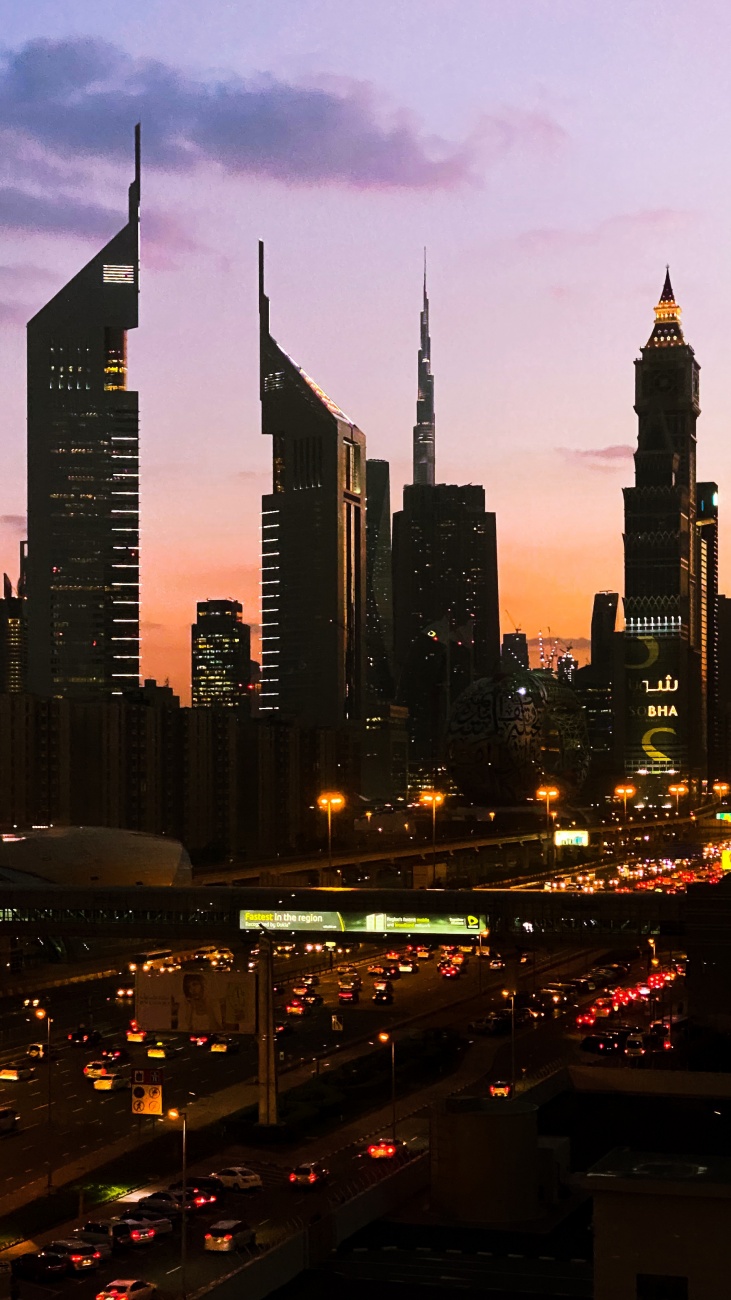 点击大图看下一张：迪拜的现代建筑图片