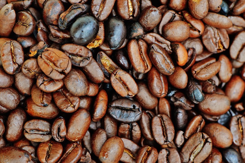 点击大图看下一张：棕色浓香的咖啡豆图片