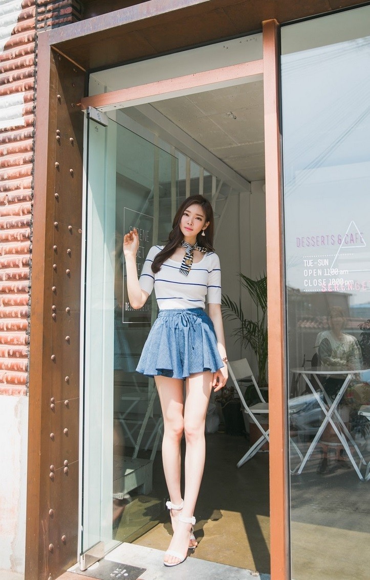 点击大图看下一张：韩国国宝级美女模特朴正允修身蓝色淑女裙图片
