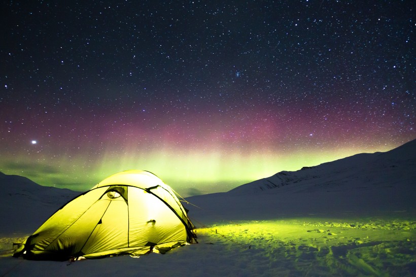点击大图看下一张：夜晚旅游露营帐篷图片