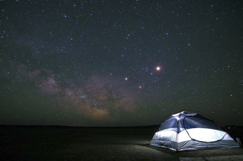 点击大图看下一张：夜晚旅游露营帐篷图片
