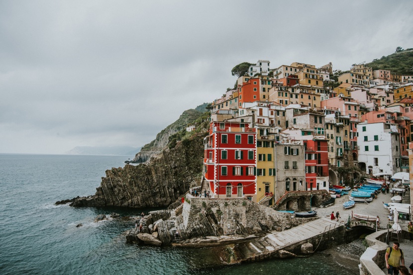 点击大图看下一张：依山临海的意大利五渔村图片