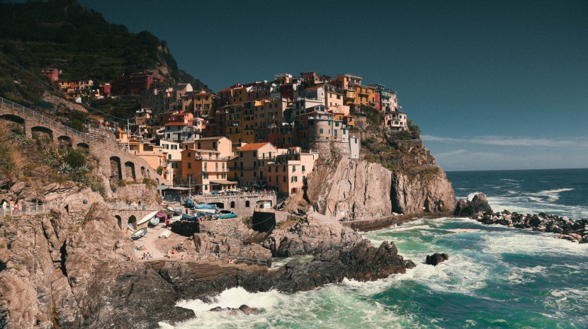 点击大图看下一张：依山临海的意大利五渔村图片