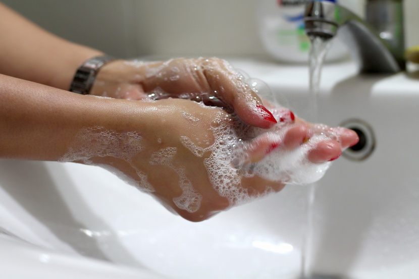 点击大图看下一张：流动的自来水洗手图片