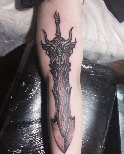 手臂帅气很酷的一款宝剑纹身图案