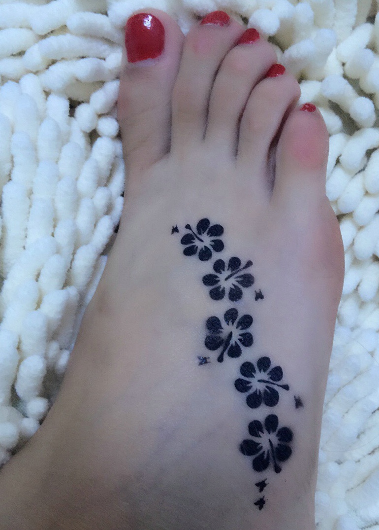 脚背上的花点纹身图案非常清晰