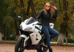 白色摩托车和美女的摆拍图片_11张