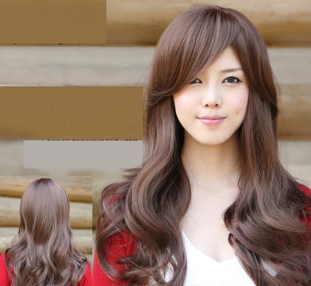 点击大图看下一张：一款漂亮的女人味发型就能让你华丽的转变，来看看几款超有女人味的韩式卷发发型，让你打造出不同的气质！斜刘海自然棕色卷发发型