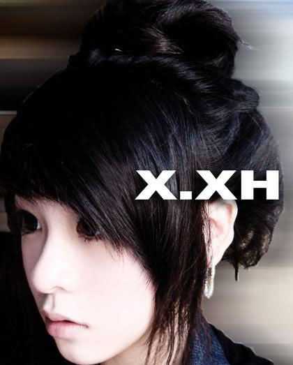 点击大图看下一张：1.非主流达人丸子头，可爱的丸子头起源于日本，在日系发型上一直是流行至上，丸子头也是非主流达人常见与流行的发型之一．