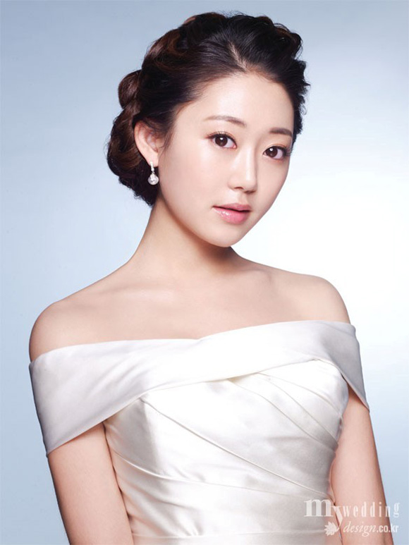 点击大图看下一张：韩式唯美新娘发型图片