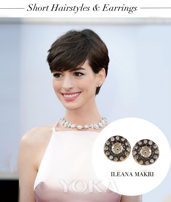点击大图看下一张：安妮•海瑟薇(Anne Hathaway) 男孩般的中性短发适合搭配耳钉，如果觉得还不够华美，可以搭配同款项链来提气。