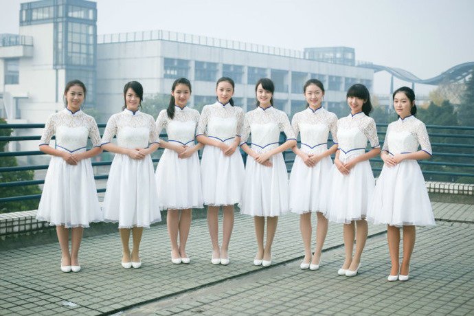 点击大图看下一张：微博上转得很火的浙江大学礼仪队美女照片，马尾辫抢眼。