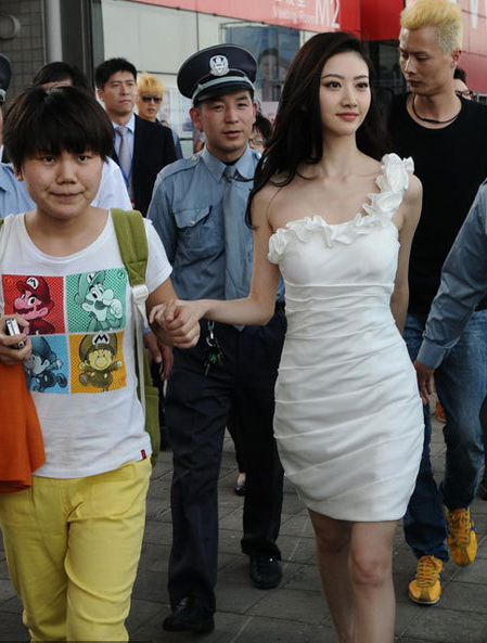 点击大图看下一张：近日，被称作“京城四美”之一的女星景甜现身上海美博会。当天，景甜长发披肩一身白裙亮相，身边数十名安保开道，女助理一直搀着景甜，排场十分浩大。