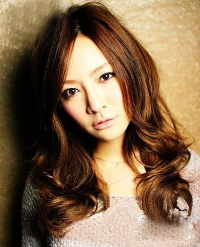 点击大图看下一张:这款侧分长刘海的大卷发,大弧度的披在两肩上,既显大方,又能修脸,加个暖色系的染发会更温暖甜美。