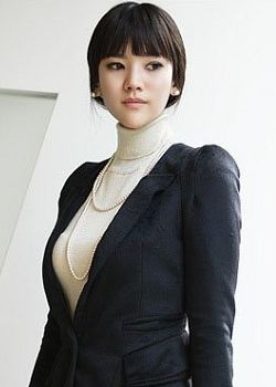 点击大图看下一张：韩式最新发型图片3.齐刘海辫子 整齐的刘海配合长辫子，让发型回归最真实的美丽，这样的发型作为办公室发型很合适。