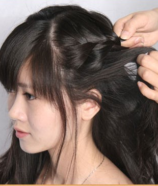 点击大图看下一张：STEP6：在编发过程中要不断加入辫子附近的秀发，加强辫子设计感和粗度。这似乎是韩国发型最常见的一种编发技巧呢。