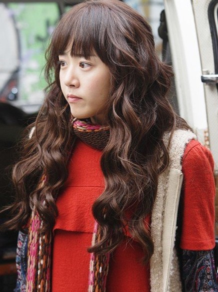 点击大图看下一张：韩式可爱中长发蛋卷头发型图片[12P]