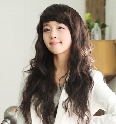 点击大图看下一张：韩式可爱中长发蛋卷头发型图片[12P]