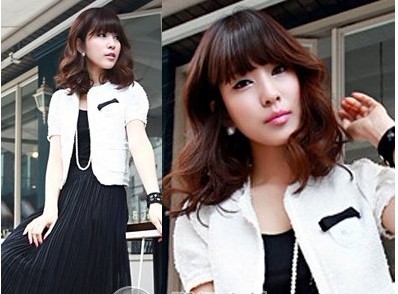 点击大图看下一张：荷叶头style：齐刘海x中长卷发 与成熟中分不同，这款中长卷发的荷叶头采用齐刘海来做搭，为OL的知性优雅增添了一点乖巧，成为喜欢日式风格OL的心水之选！