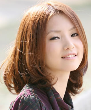 点击大图看下一张:气质bobo头 保留了自然的直发效果,只在发尾部分稍作内弯卷曲的修饰,起到了很好的小脸功效,同时浅色系的的漂染给人一阵阵暖意.